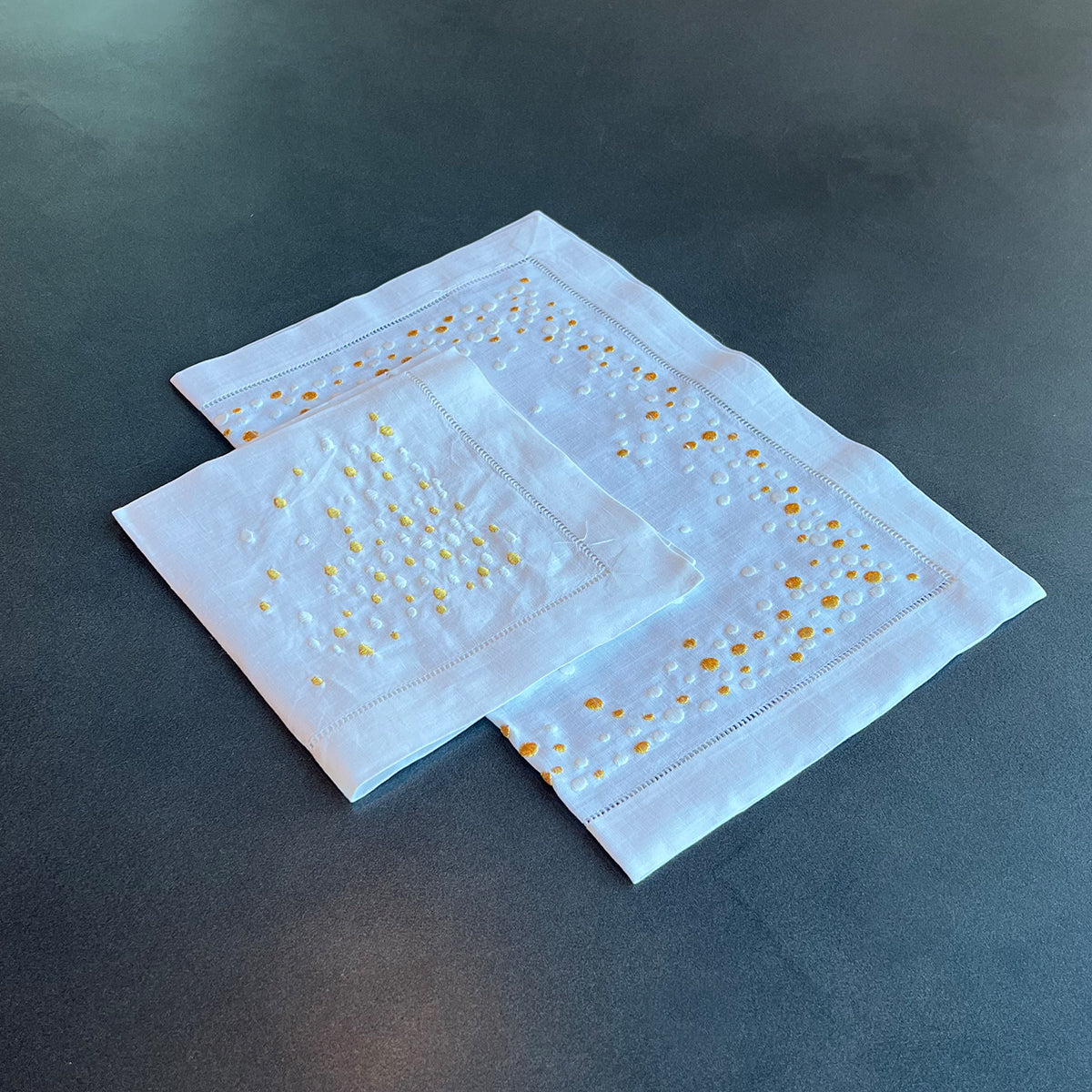 Dotted Burst Table Set, Gold - طقم مفارش طاولة على شكل دوائر، ذهبي