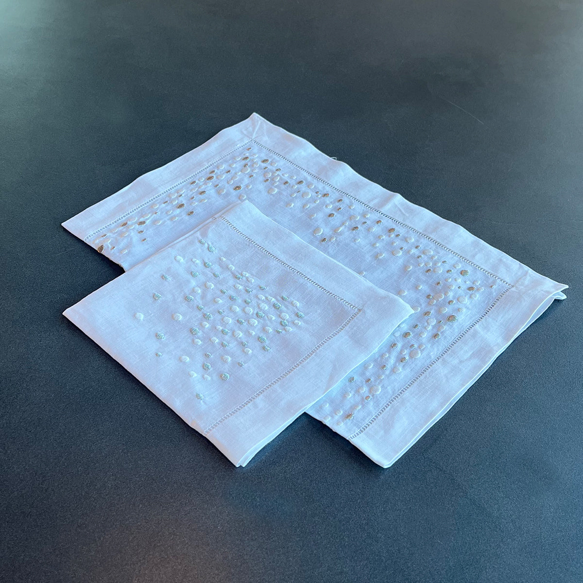 Dotted Burst Table Set, Silver - طقم مفارش طاولة على شكل دوائر، فضي