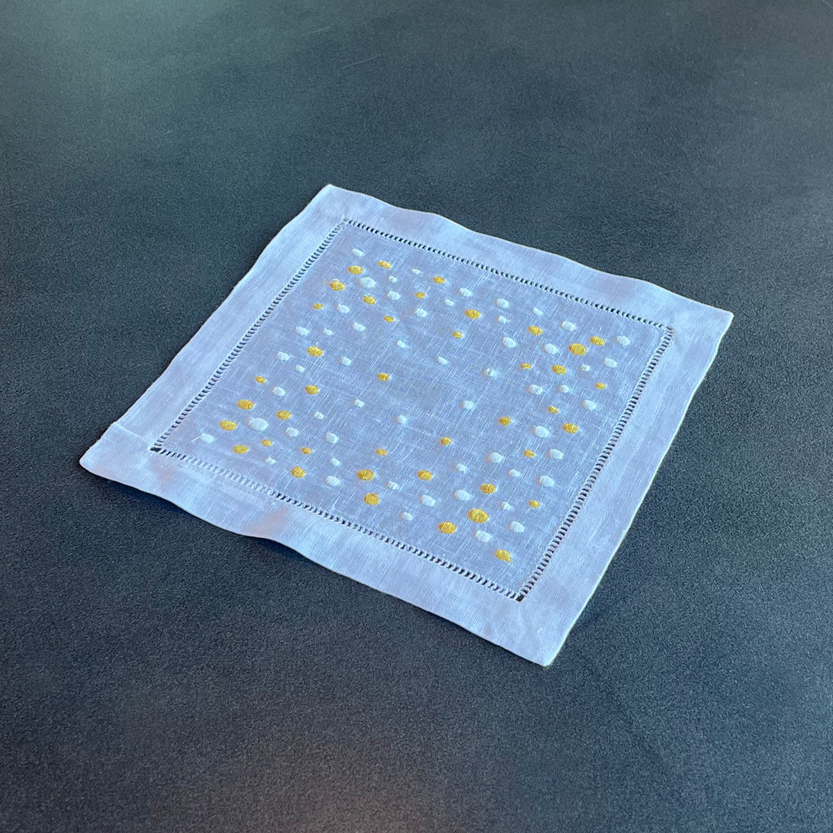 Dotted Burst Tissue Cocktail Napkin, White & Gold - مناديل سفرة على شكل دوائر, أبيض و ذهبي