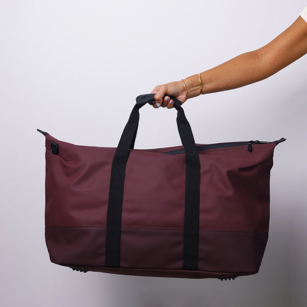 MEDIUM BARGUNDY DUFFLE BAG WITH SHOULDER STRAP - BLACK STRAP 69cm - حقيبة يد متوسطة الحجم باللون البرغندي مع حزام كتف - حزام أسود 69 سم