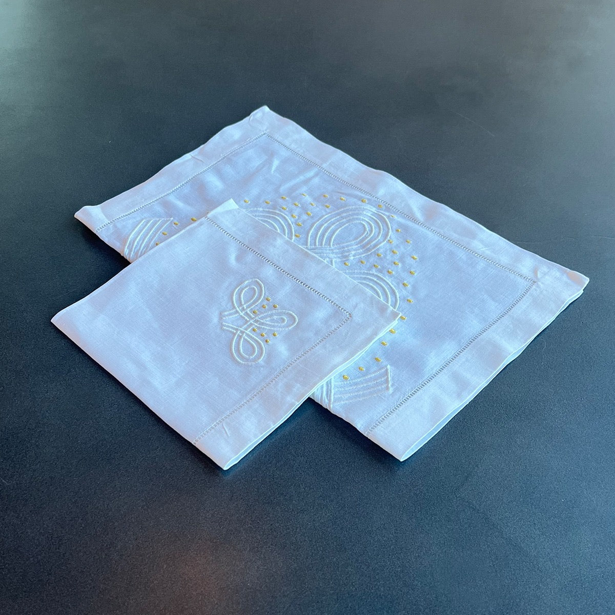 Royal Collection Table Set, Gold & White - طقم مفارش طاولة ملكي، ذهبي وابيض