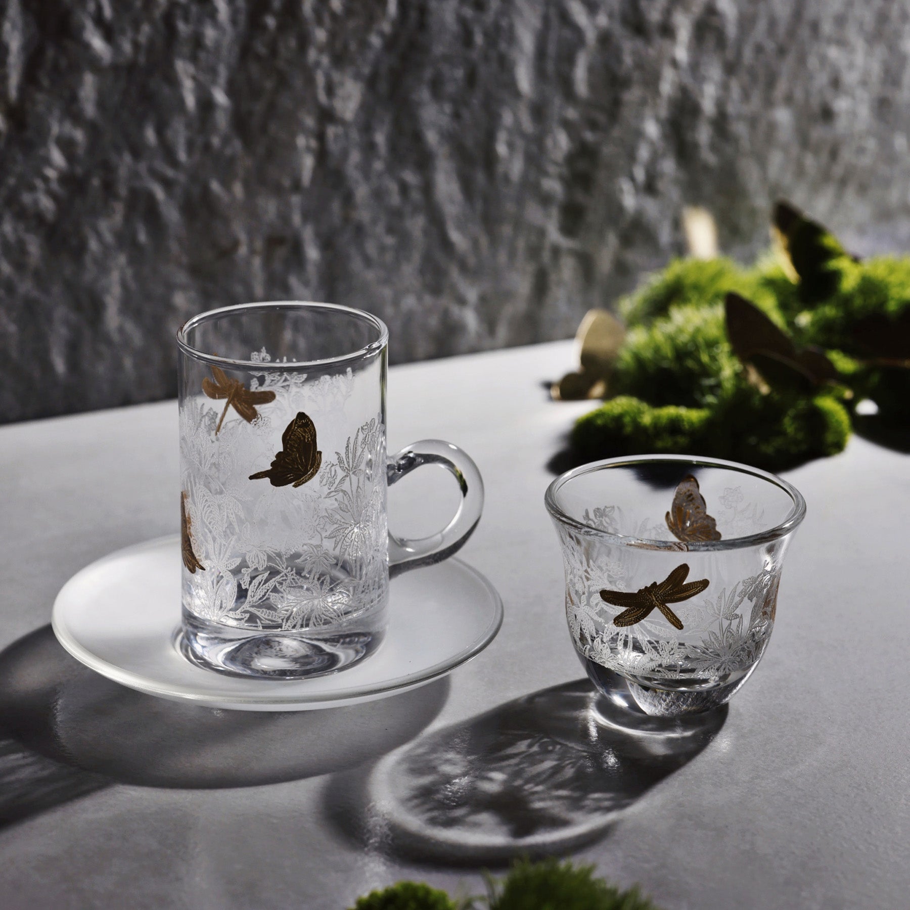 Gold Butterfly Istekana & Gahwa Set , Satin Saucer -طقم استكانات شاي وقهوة نقش الفراشة البيضاء والذهبي, صحن لامع