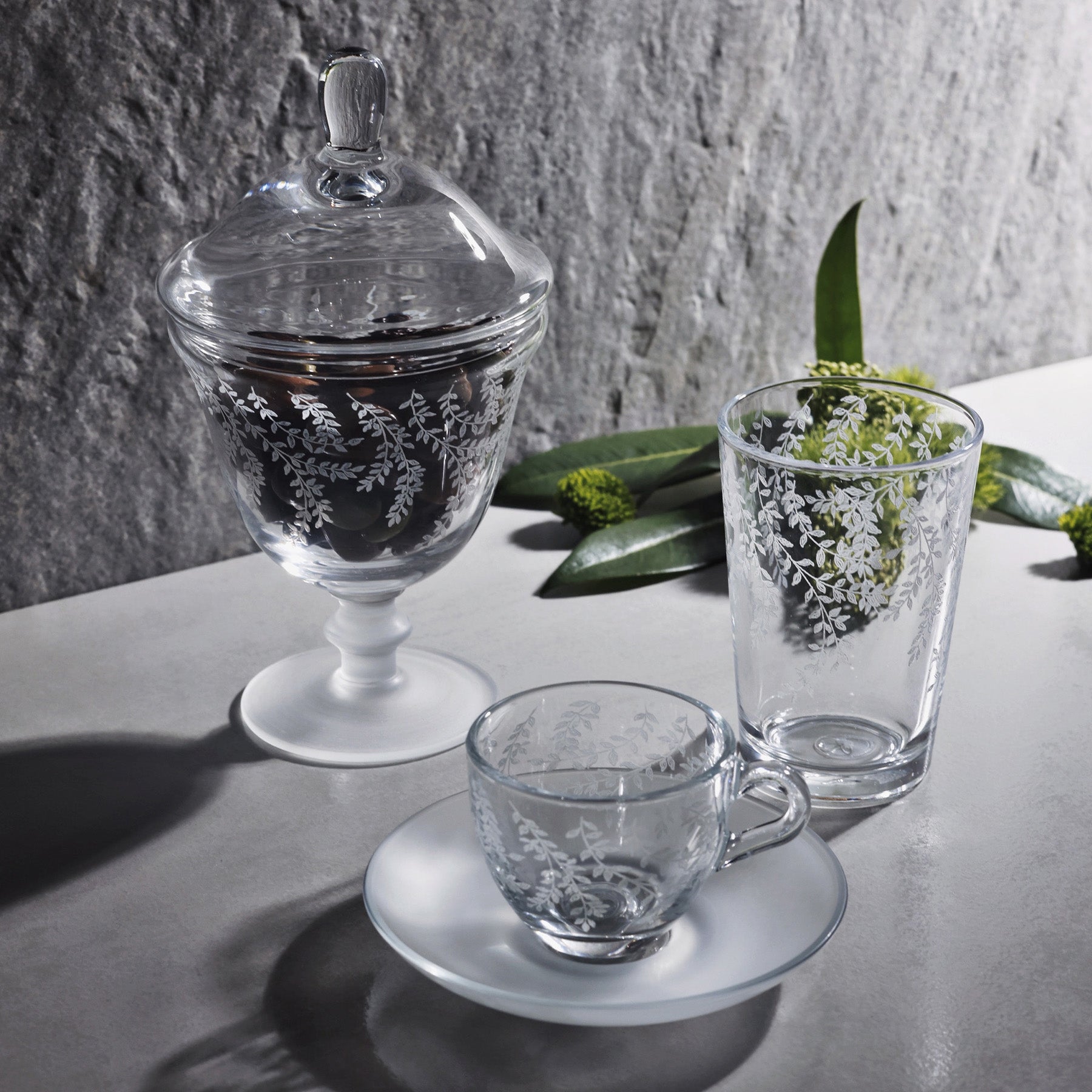 White Leaves Espresso Cup white leaves Set , Satin Saucer - طقم اكواب إسبرسو مع صحن لامع بنقش الأوراق البيضاء