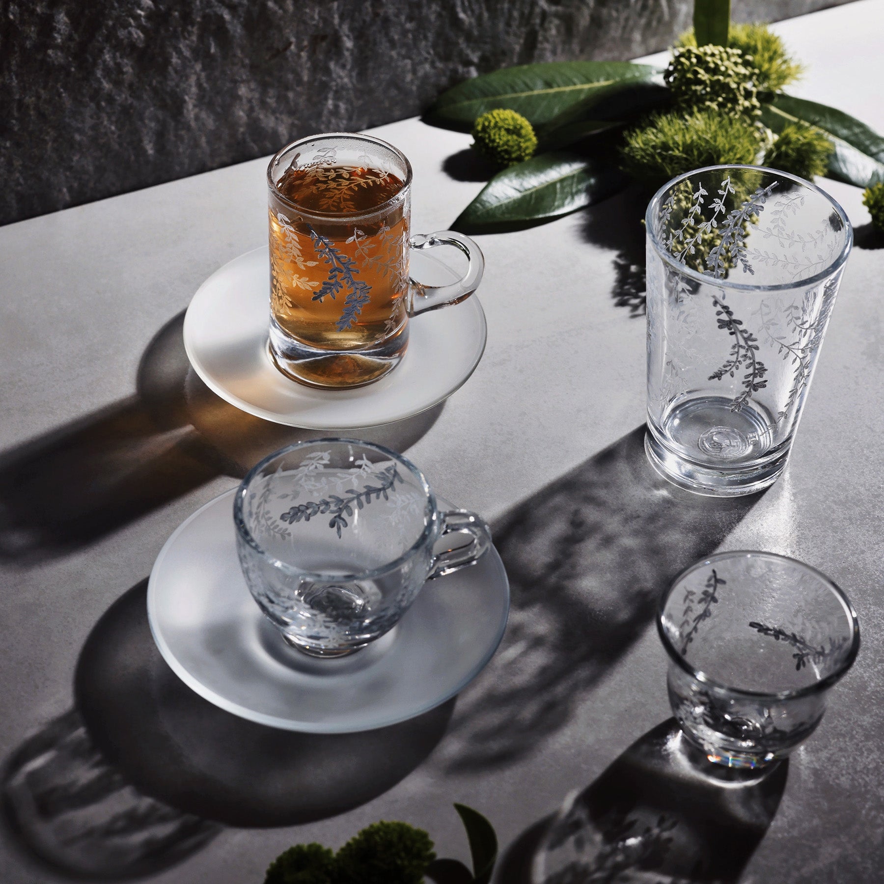 Black leaves Espresso Cup Set , Matt Saucer - طقم اكواب إسبرسو مع صحن غير لامع بنقش الأوراق السوداء