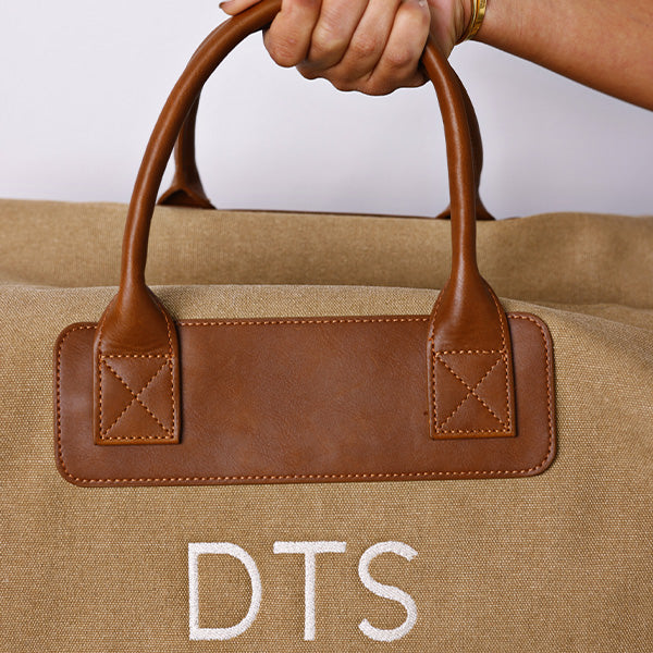 LARGE KHAKI DUFFLE BAG WITH SHOULDER STRAP - BROWN STRAP 83x18x45cm - 83x18x45cm حقيبة يد كبيرة باللون الكاكي مع حزام كتف - حزام بني