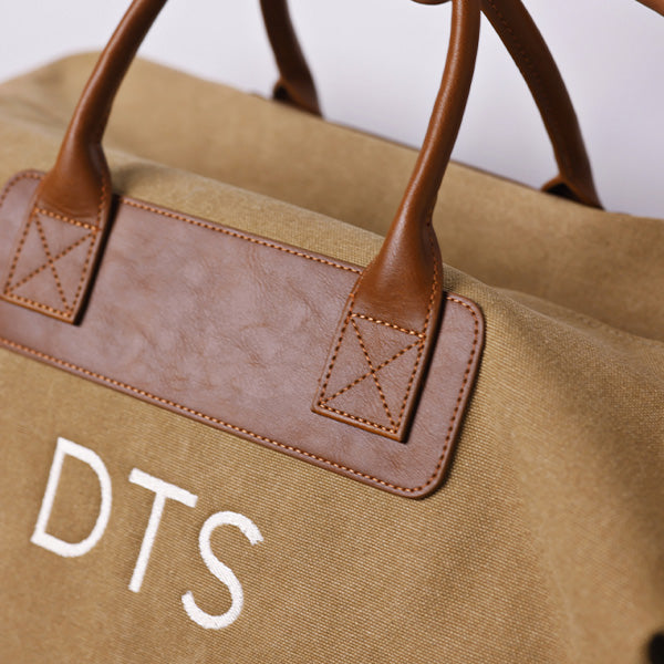 LARGE KHAKI DUFFLE BAG WITH SHOULDER STRAP - BROWN STRAP 83x18x45cm - 83x18x45cm حقيبة يد كبيرة باللون الكاكي مع حزام كتف - حزام بني