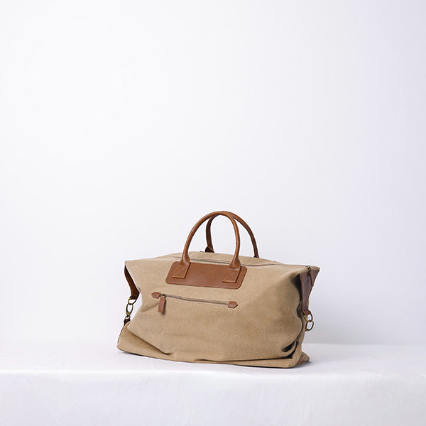 MEDIUM KHAKI DUFFLE BAG WITH SHOULDER STRAP - BROWN STRAP 78x15x39cm - 78x15x39cm حقيبة يد كاكي متوسطة الحجم مع حزام كتف - حزام بني