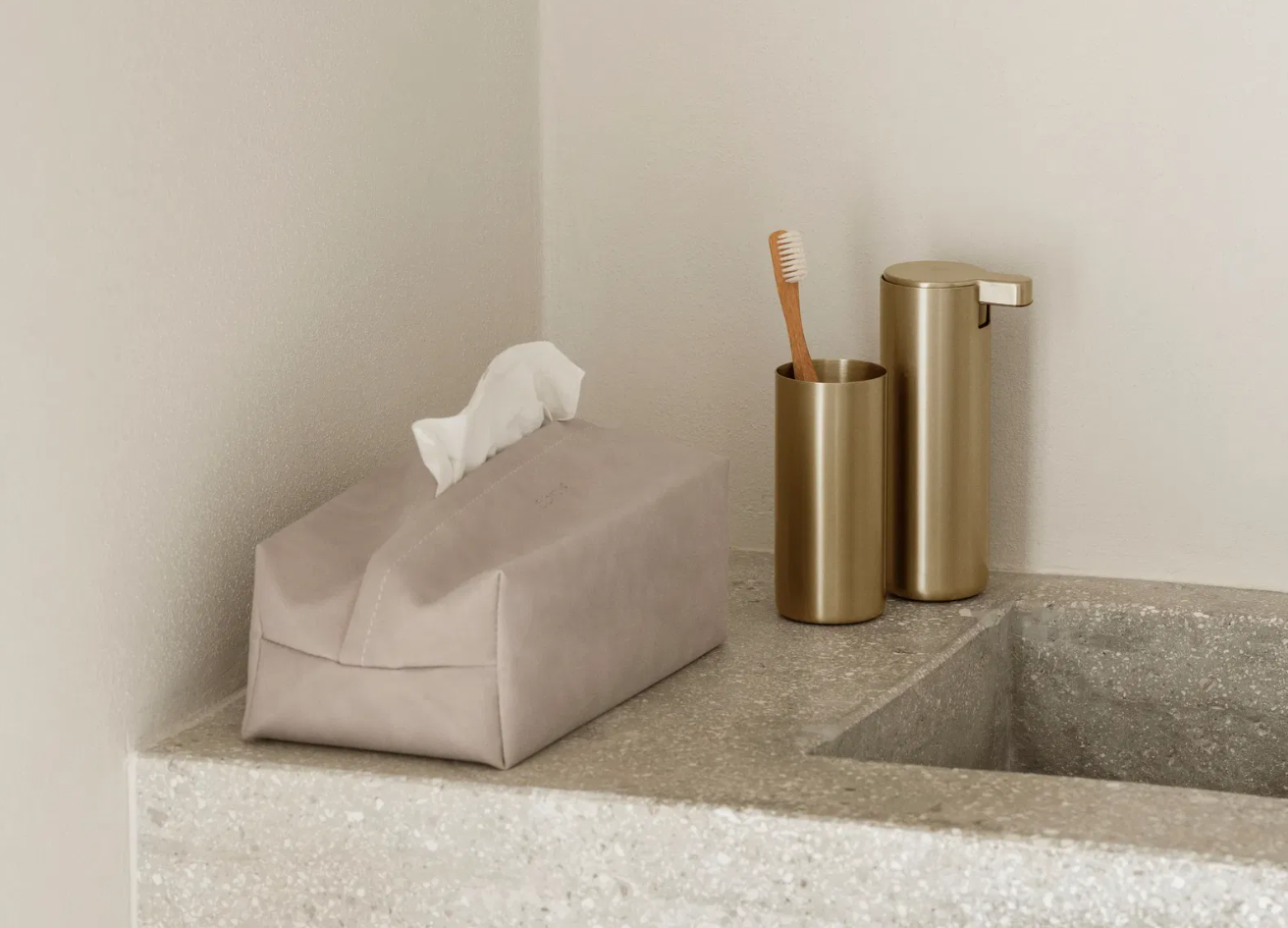 Soap Dispenser - MODO - Brass - 7 X 5 X 16 CM موزع صابون – مودو – نحاس