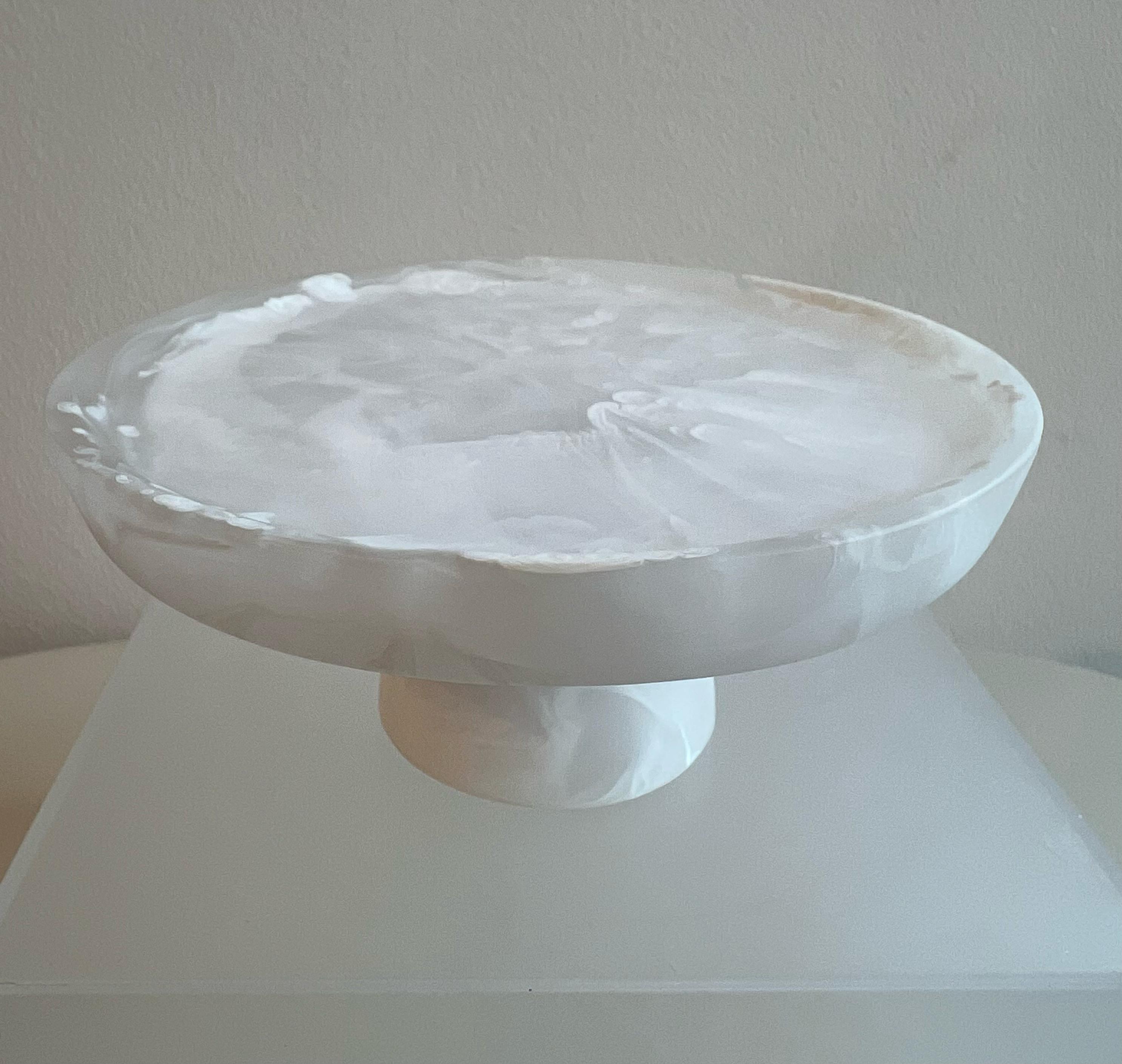 Small Footed Cake Stand 17x10cm, White Color - حامل كيك صغير مقاس 17×10 سم، لون أبيض