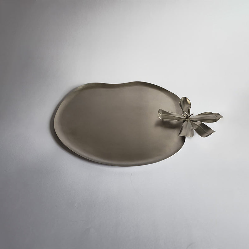 RANDOM SHAPE TRAY WITH SHEET FLOWER -صينية بشكل عشوائي مزخرفة بزهرة