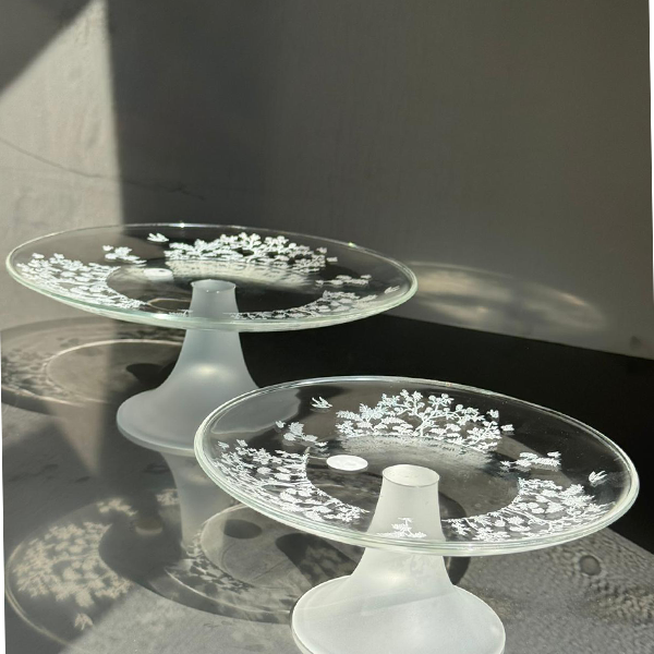 White Forest Cake Stand W Satin 22 CM - طبق تقديم بنقش الطائر والغصن ,ابيض قاعدة 22سم