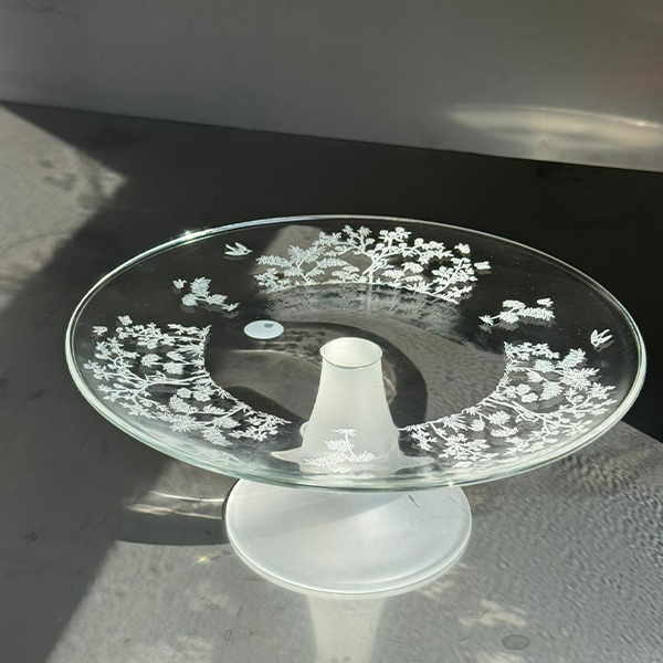 White Forest Cake Stand W Satin 22 CM - طبق تقديم بنقش الطائر والغصن ,ابيض قاعدة 22سم