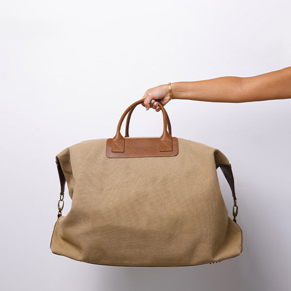 LARGE KHAKI DUFFLE BAG WITH SHOULDER STRAP - BROWN STRAP 83x18x45cm - 83x18x45cm حقيبة يد كبيرة باللون الكاكي مع حزام كتف - حزام بني