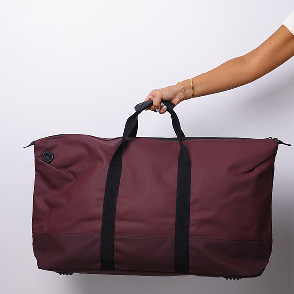 Large Burgundy Duffle bag with Shoulder Strap – حقيبة يد كبيرة باللون البرغندي بحزام كتف