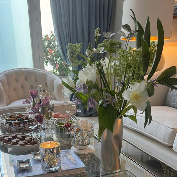 STANDING VASE WITH SHEET FLOWERS - مزهرية معتّقة مع زهور