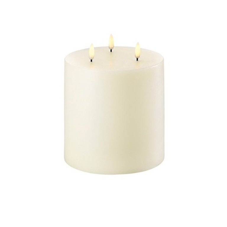 UYUNI TRIPPLE FLAME PILLAR CANDLE IVORY W15.2xH15.2cm(Virgin - شمعة LED مضيئة 3 فتلات 15.2xh15.2سم, لون اوف وايت