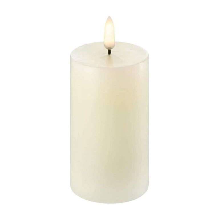 LED PILLAR CANDLE- IVORY 5.8x10cm (8/24) - شمعة LED مضيئة 5.8xh10سم, لون اوف وايت