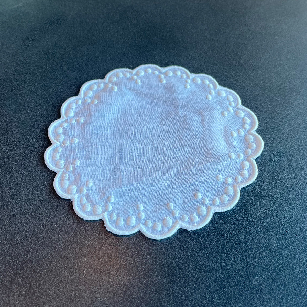 Circular Serenity Linen Dollies,  15 cm - مفرش طاولة دائري ابيض, 15 سم