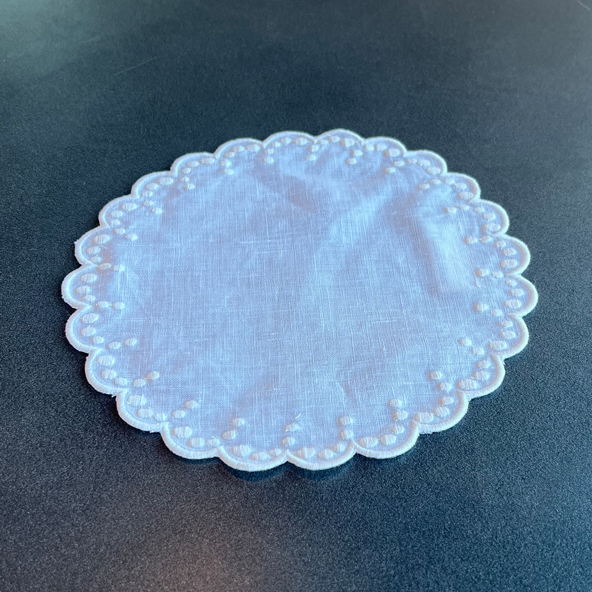 Circular Serenity Linen Dollies,  25 cm - مفرش طاولة دائري ابيض, 25 سم