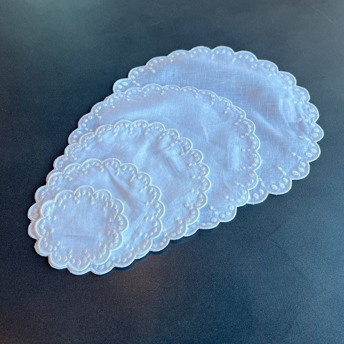 Circular Serenity Linen Dollies,  25 cm - مفرش طاولة دائري ابيض, 25 سم