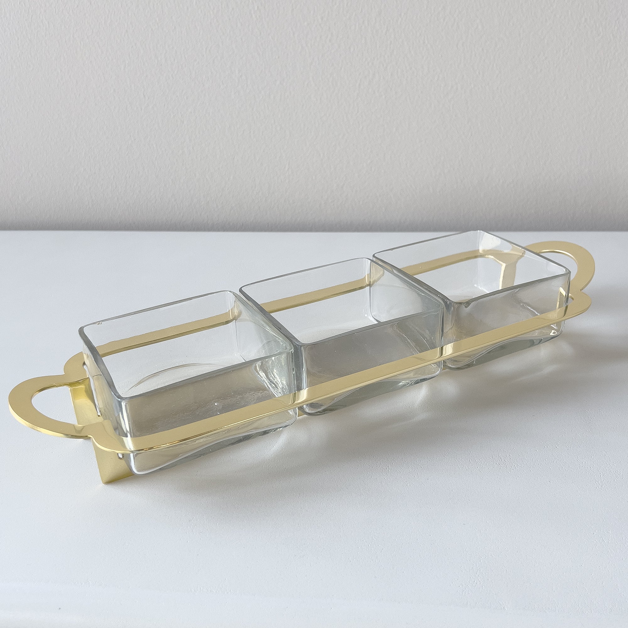 3 Section Glass Caddy With Metal Stand, Gold Color - علبة زجاجية مكونة من 3 أقسام مع حامل معدني، لون ذهبي
