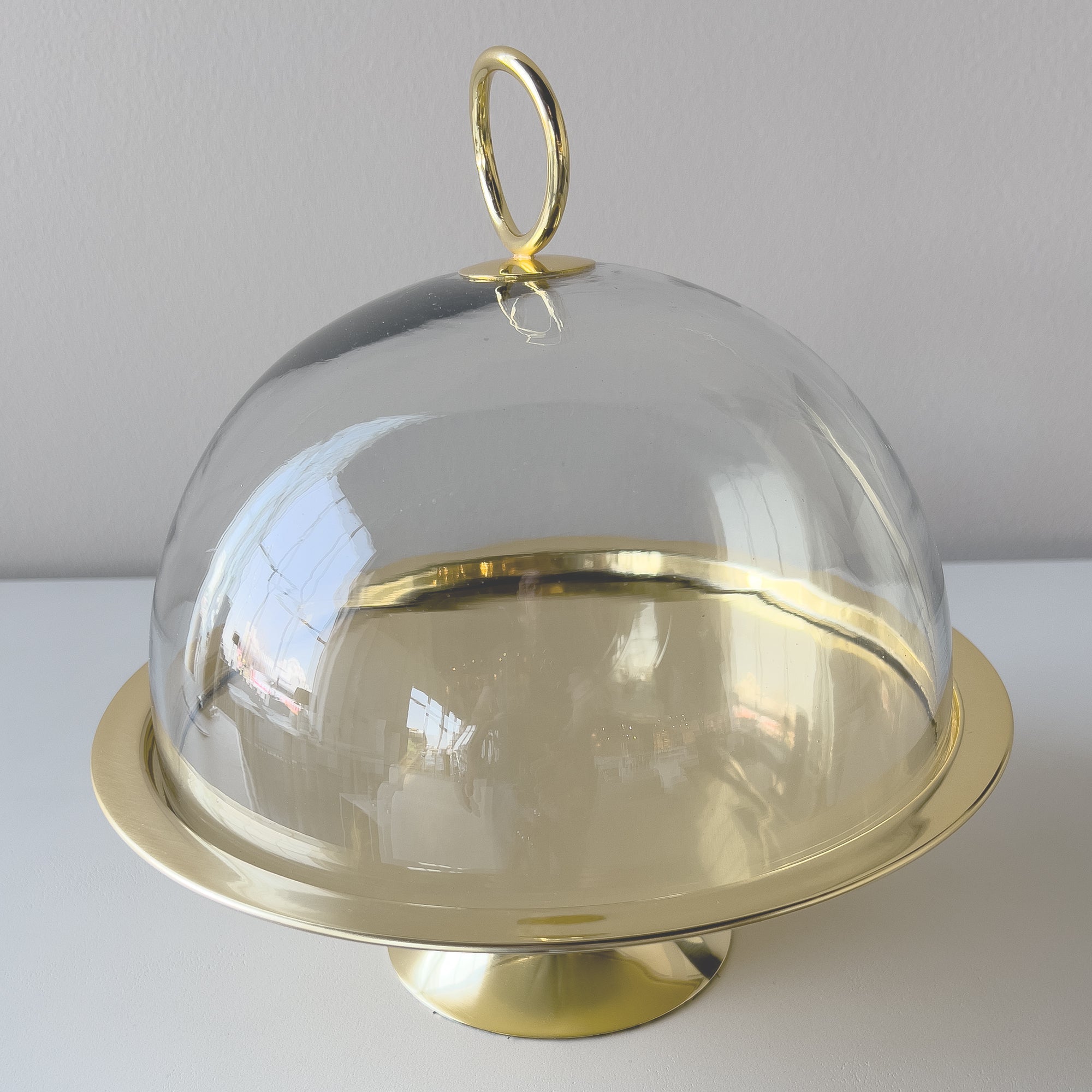 Cake Stand With Glass Dome, Gold Color - ستاند تقديم كيك مع غطاء زجاجي دائري, لون ذهبي