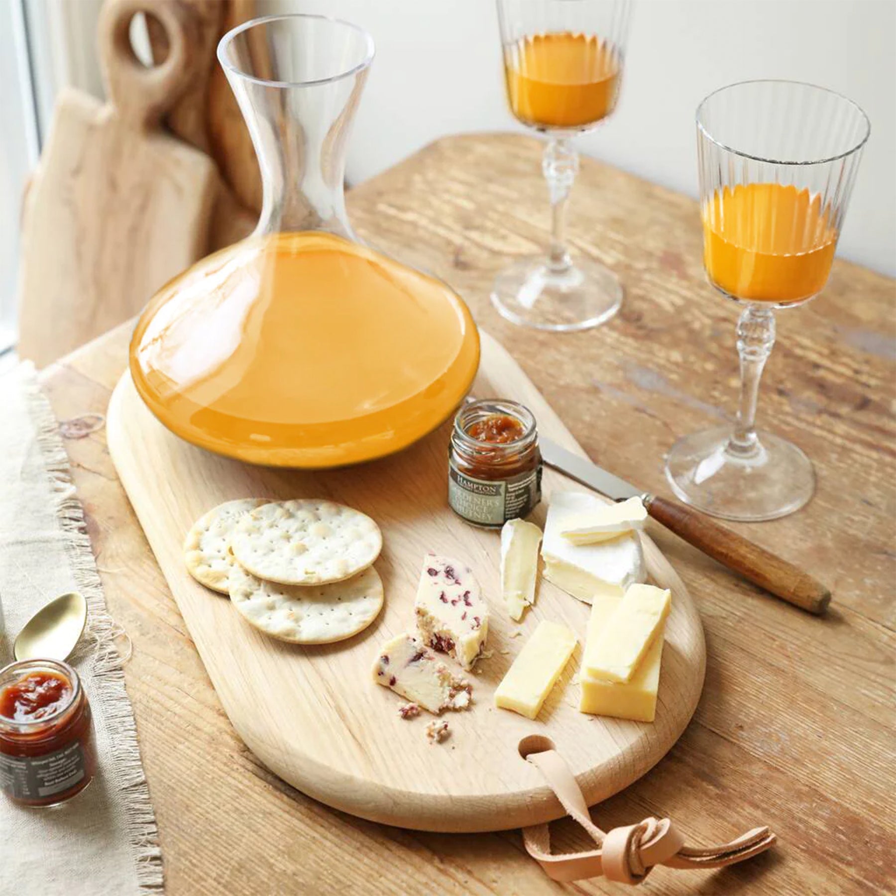 Carafe & Oak Cheese Board Set, 1.4 Liter  - دولكة 1.4ل مع صينية