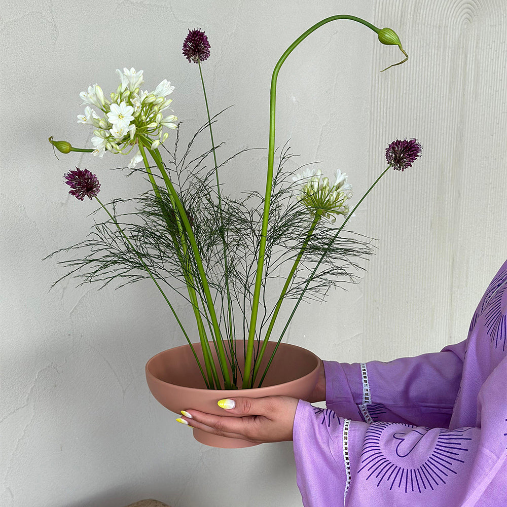 Miyabi Vase Terracotta Flower Arrangement - باقة ورد طبيعية منسقة