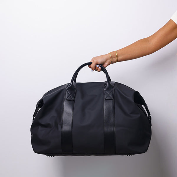 MEDIUM BLACK DUFFLE BAG -  69x26.5x29cm - 69x26.5x29cm حقيبة كتف متوسطة الحجم باللون الأسود