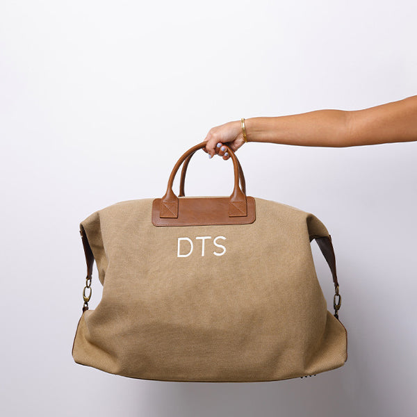 LARGE KHAKI DUFFLE BAG WITH SHOULDER STRAP  - BROWN STRAP 83x18x45cm - 83x18x45cm حقيبة يد كبيرة باللون الكاكي مع حزام كتف - حزام بني
