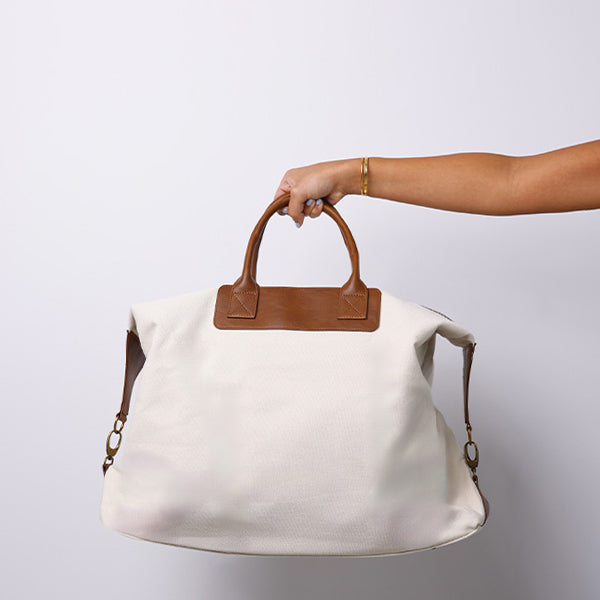 MEDIUM OFF WHITE DUFFLE BAG WITH SHOULDER STRAP  - BROWN STRAP 78x15x39cm - 78x15x39cm حقيبة يد متوسطة الحجم باللون الأبيض مع حزام كتف - حزام بني