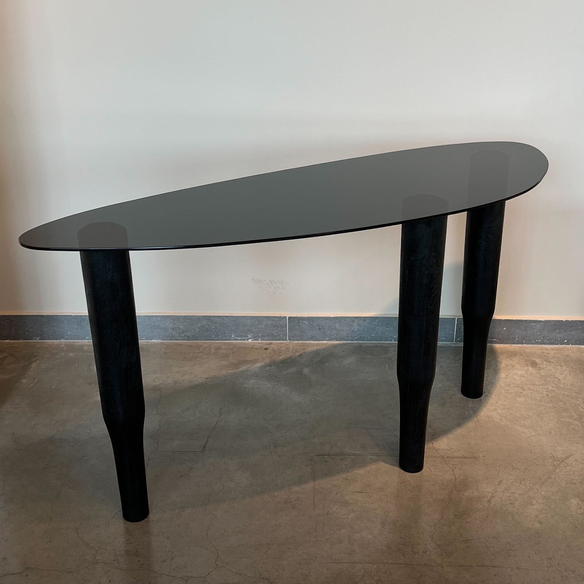 Wooden & Glass Console Table 150 x 50 x 80 cm, Black Grain & Smoke Color - طاولة قنصل من الزجاج والخشب  150 x 50 x 80 سم لون أسود