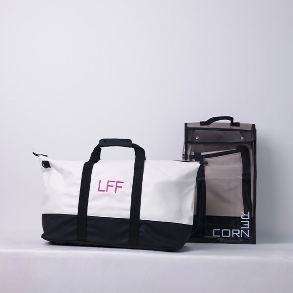 MEDIUM WHITE/BLACK DUFFLE BAG WITH SHOULDER STRAP  - BLACK STRAP 69x26cm - 69x26cm حقيبة يد متوسطة الحجم باللون الأبيض/ الأسود مع حزام كتف  - حزام أسود