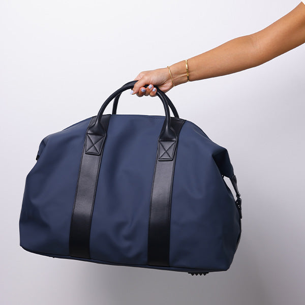 MEDIUM NAVY- DUFFLE BAG - BLACK HANDLE 69x26.5x29cm - 69x26.5x29cm حقيبة كتف متوسطة الحجم كحلي - مقبض أسود