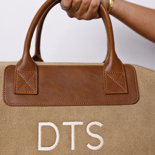 LARGE KHAKI DUFFLE BAG WITH SHOULDER STRAP  - BROWN STRAP 83x18x45cm - 83x18x45cm حقيبة يد كبيرة باللون الكاكي مع حزام كتف - حزام بني