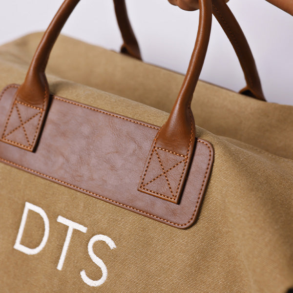 MEDIUM KHAKI DUFFLE BAG WITH SHOULDER STRAP  - BROWN STRAP 78x15x39cm - 78x15x39cm حقيبة يد كاكي متوسطة الحجم مع حزام كتف - حزام بني