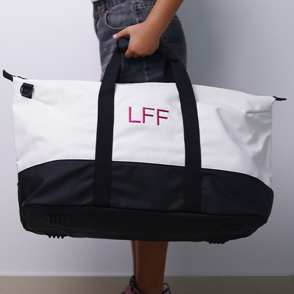 MEDIUM BARGUNDY DUFFLE BAG WITH SHOULDER STRAP  - BLACK STRAP 69cm - حقيبة يد متوسطة الحجم باللون البرغندي مع حزام كتف - حزام أسود 69 سم