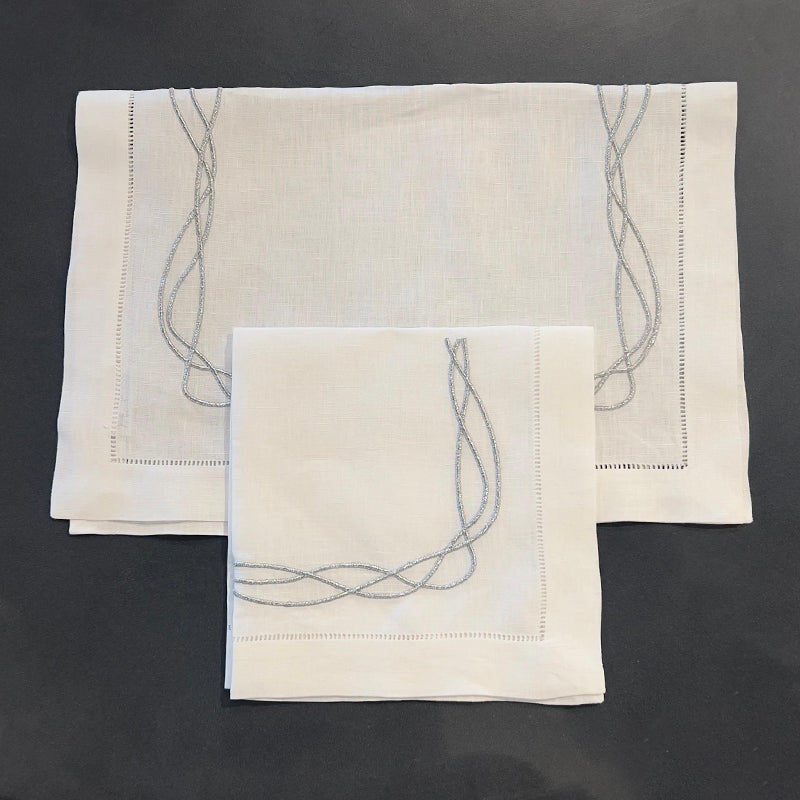 Moonlit Weave Silver Table Set- طقم مفارش طاولة Moonlit Weave