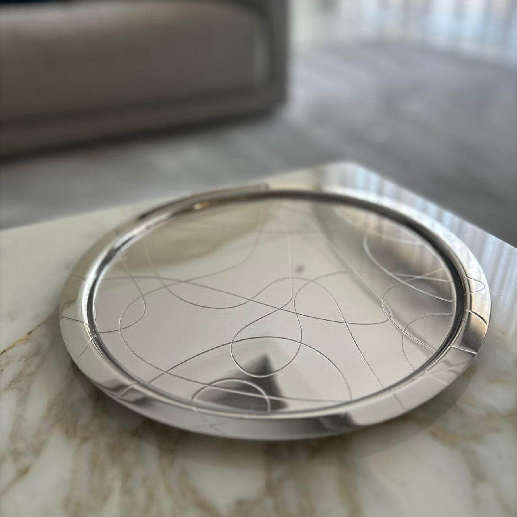 Abstract Round Tray WITH ACRYLIC INSERET (28X28) cm -صينية دائريه مع قاعده اكريلك للحمايه (28 × 28) سم