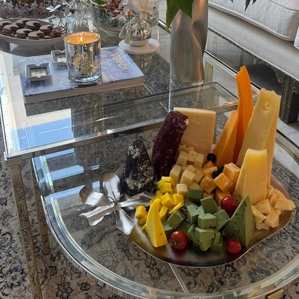 RANDOM SHAPE TRAY WITH SHEET FLOWER -صينية بشكل عشوائي مزخرفة بزهرة