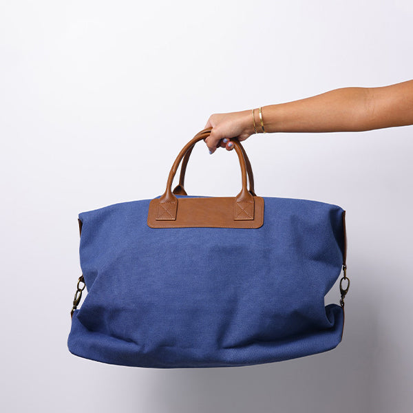 MEDIUM NAVY BLUE DUFFLE BAG WITH SHOULDER STRAP  - BROWN STRAP 78x15x39cm - 78x15x39cm حقيبة يد متوسطة الحجم باللون الأزرق الداكن مع حزام كتف- حزام بني