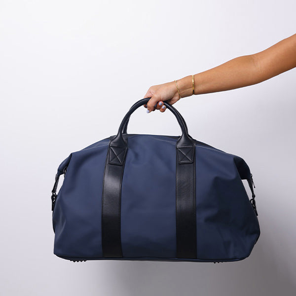 MEDIUM NAVY- DUFFLE BAG - BLACK HANDLE 69x26.5x29cm - 69x26.5x29cm حقيبة كتف متوسطة الحجم كحلي - مقبض أسود